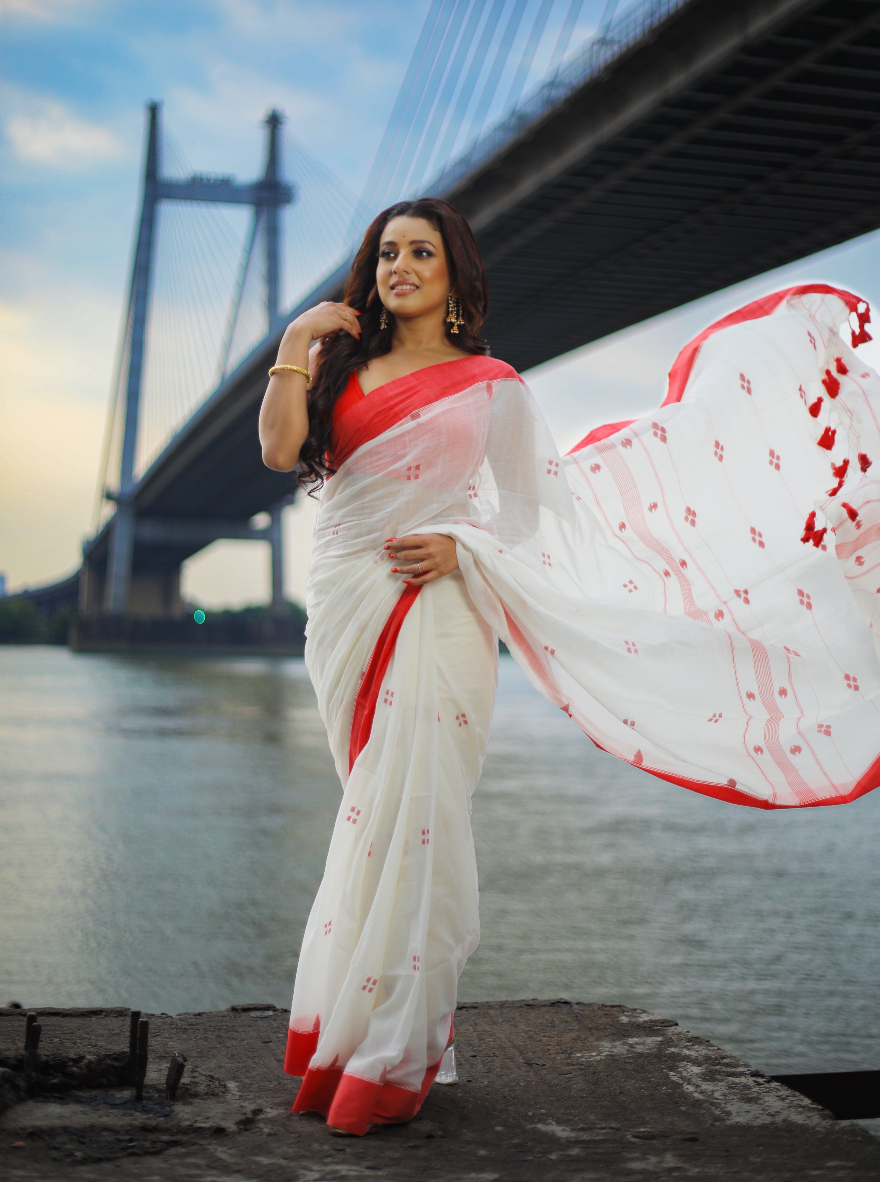 White Mulmul Cotton Handwoven Saree with Crimson Red Border